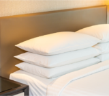 Bed and decorative pillows: how to choose the right ones