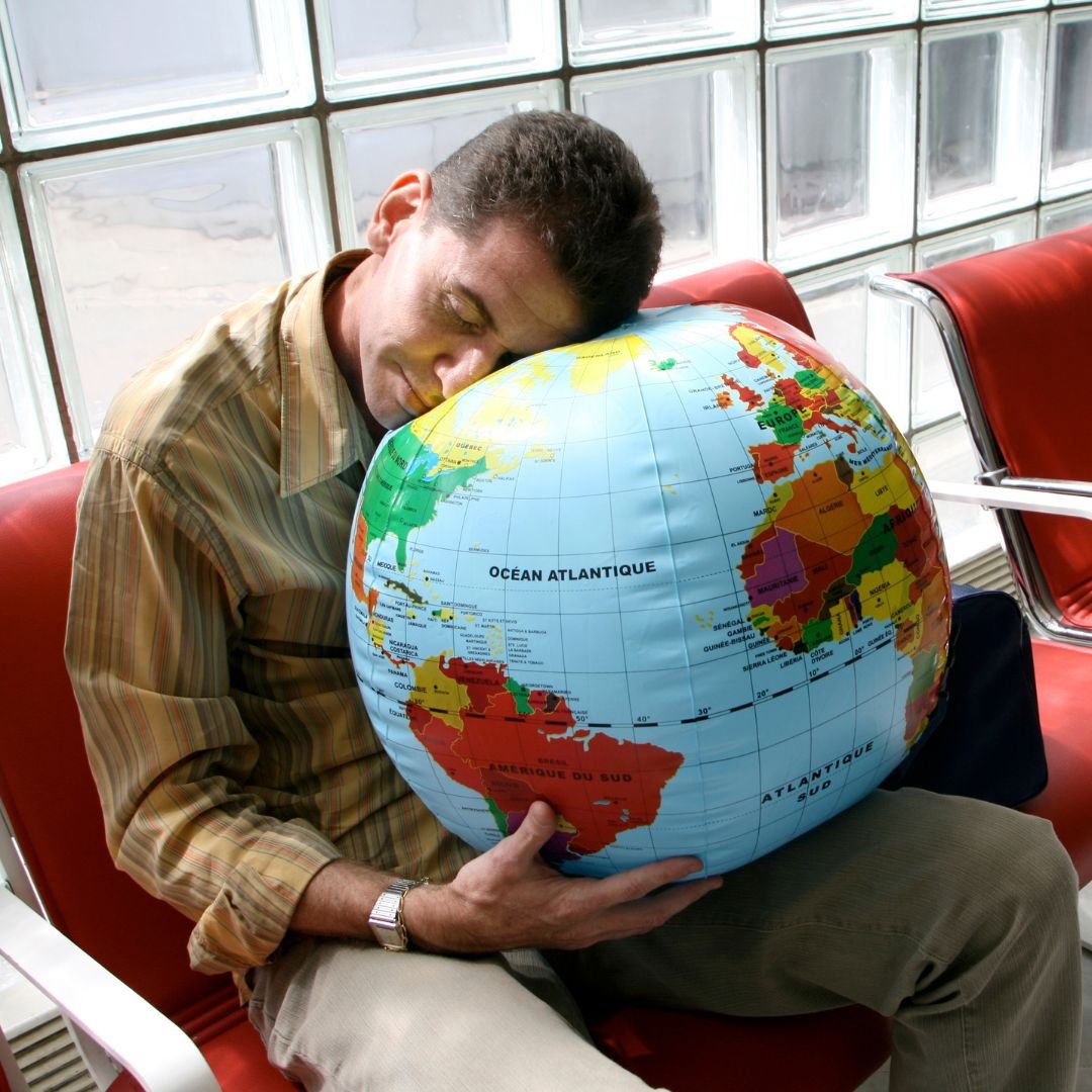 The impact of travel on sleep and tips on how to combat jet lag for faster adaptation and quality rest.